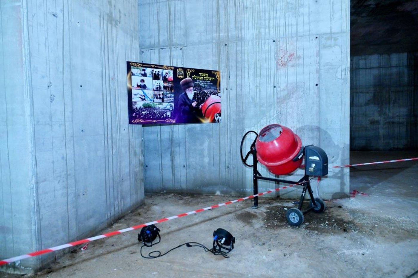 האדמו"ר מויזניץ בסיור באתר בניית בית מדרשו