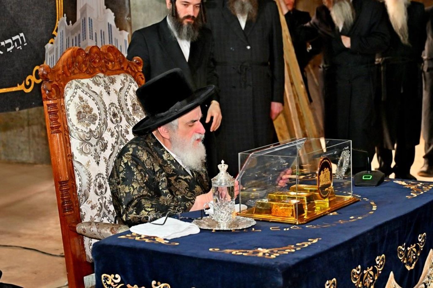 האדמו"ר מויזניץ בסיור באתר בניית בית מדרשו