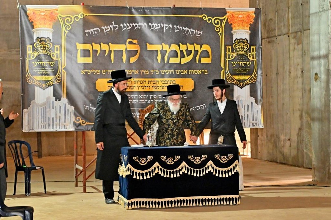 האדמו"ר מויזניץ בסיור באתר בניית בית מדרשו