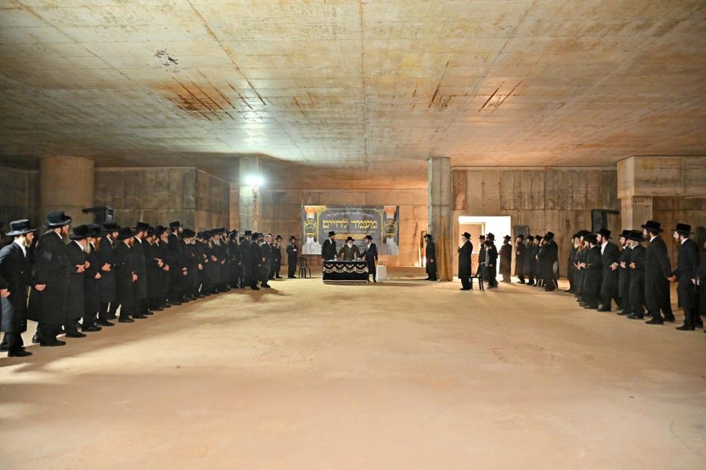האדמו"ר מויזניץ בסיור באתר בניית בית מדרשו