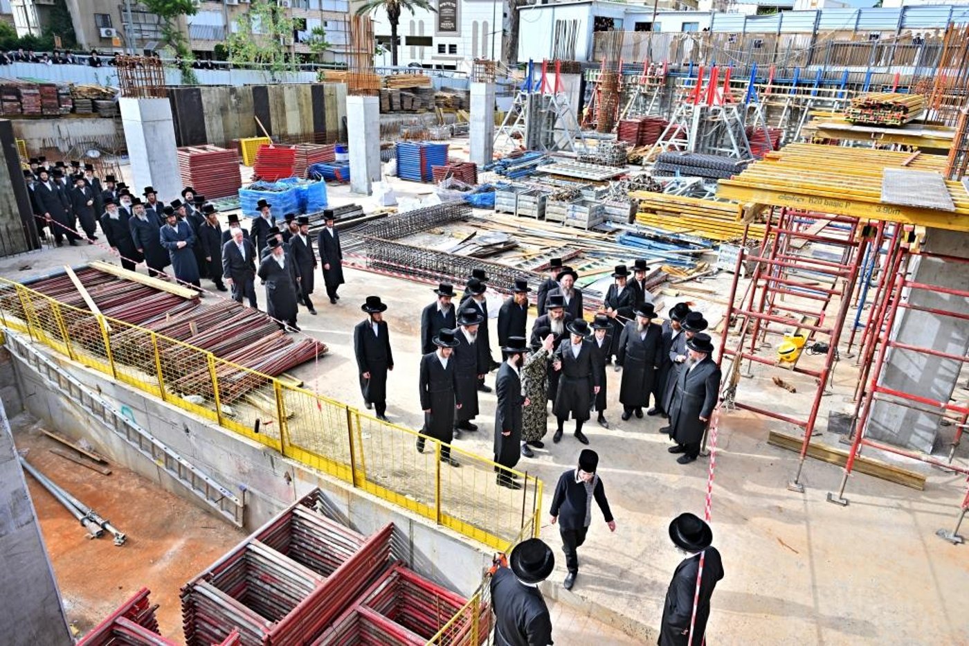 האדמו"ר מויזניץ בסיור באתר בניית בית מדרשו