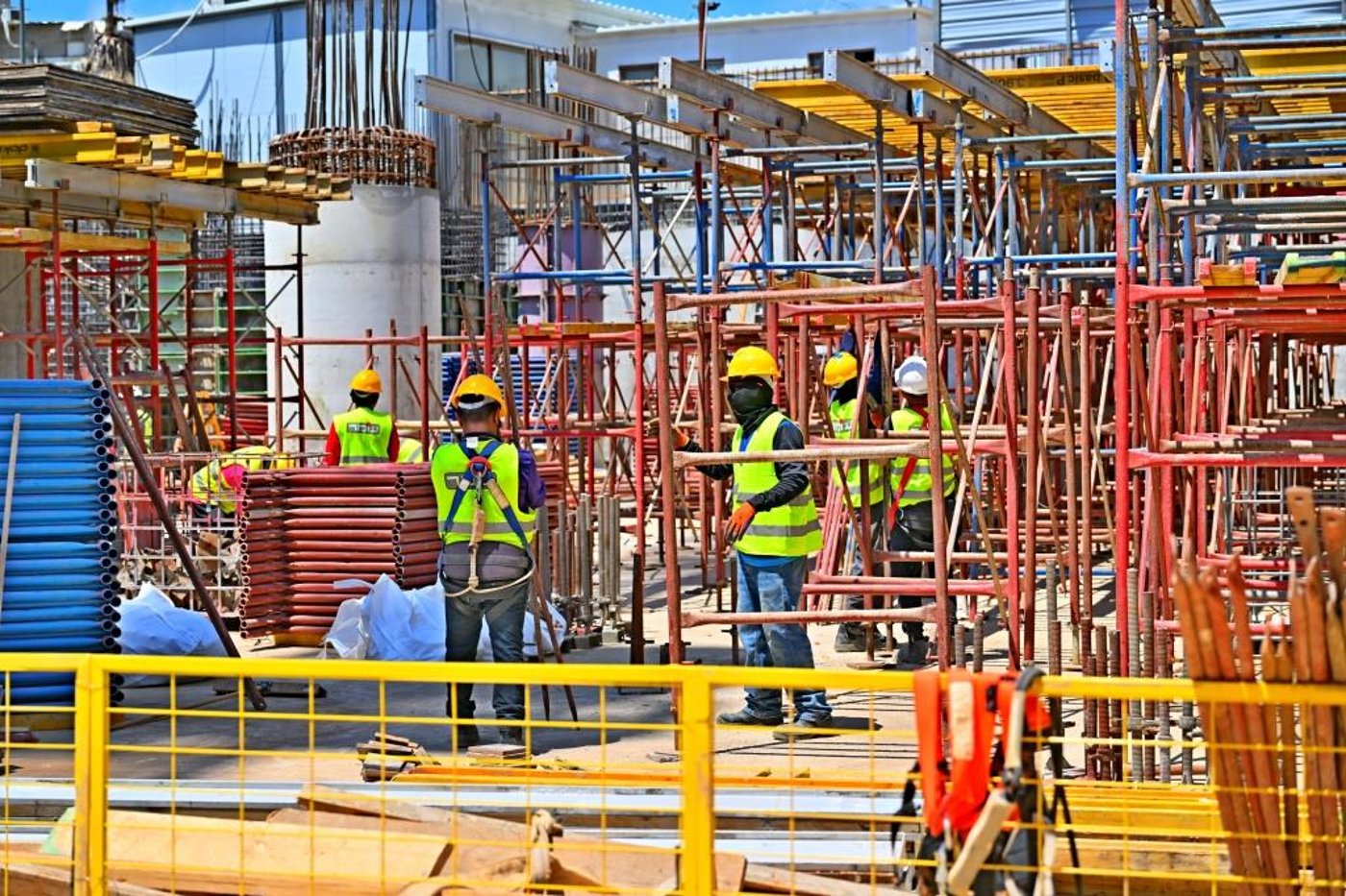 האדמו"ר מויזניץ בסיור באתר בניית בית מדרשו