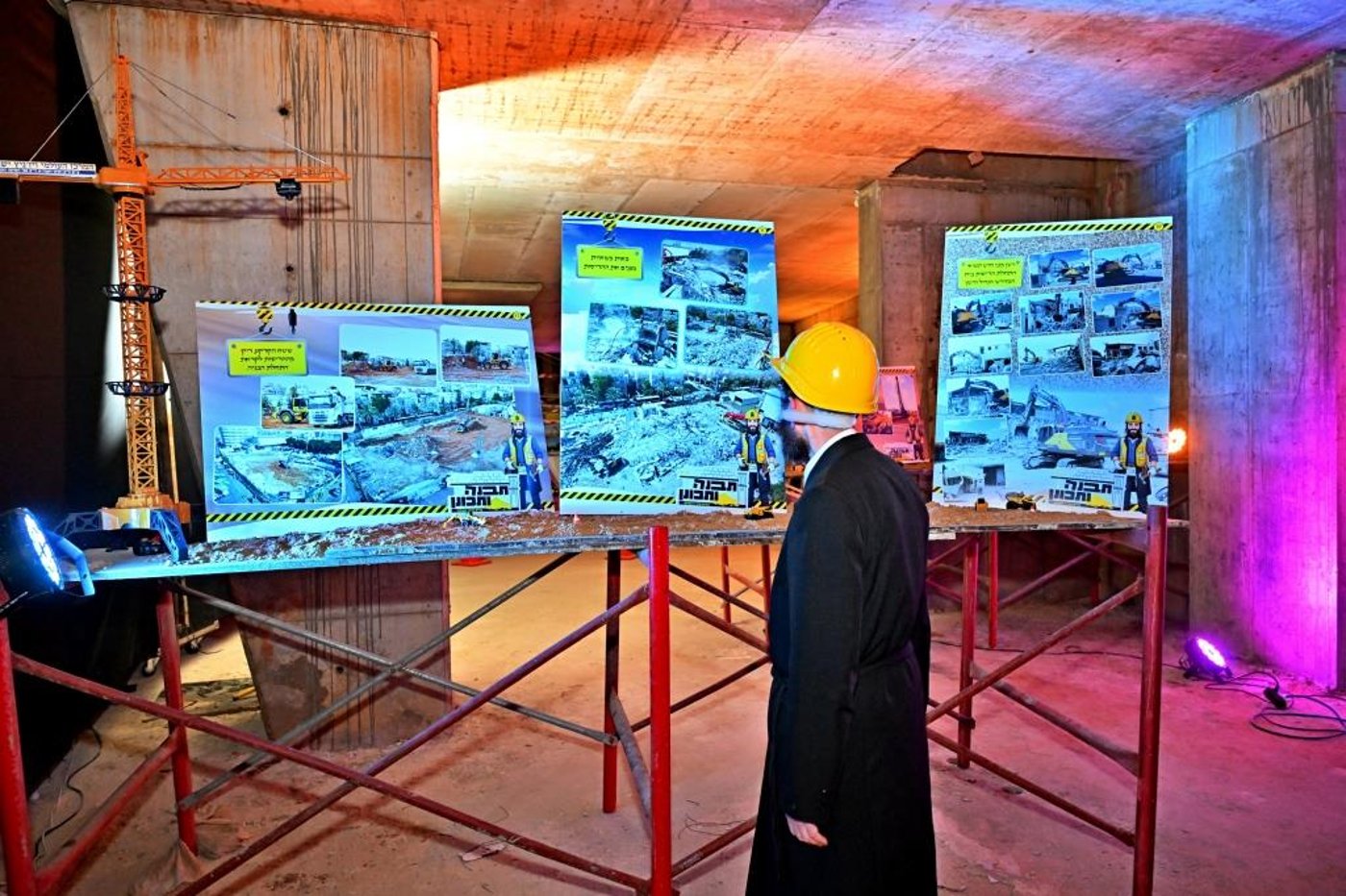 האדמו"ר מויזניץ בסיור באתר בניית בית מדרשו