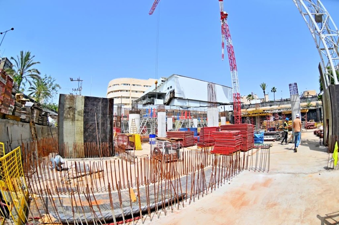 האדמו"ר מויזניץ בסיור באתר בניית בית מדרשו