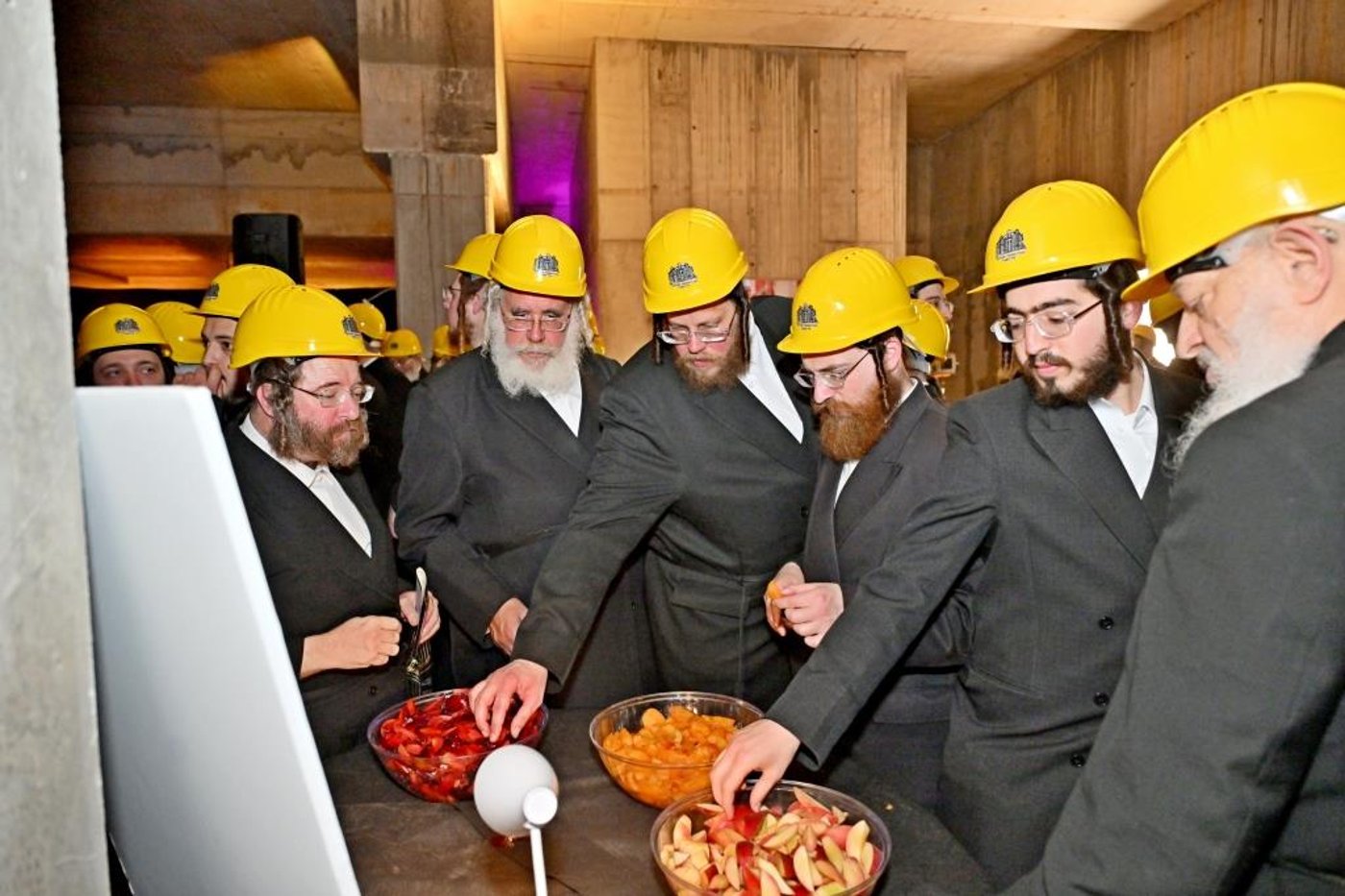 האדמו"ר מויזניץ בסיור באתר בניית בית מדרשו