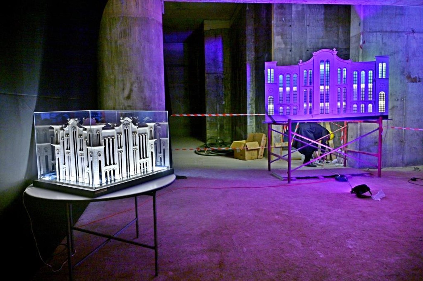 האדמו"ר מויזניץ בסיור באתר בניית בית מדרשו
