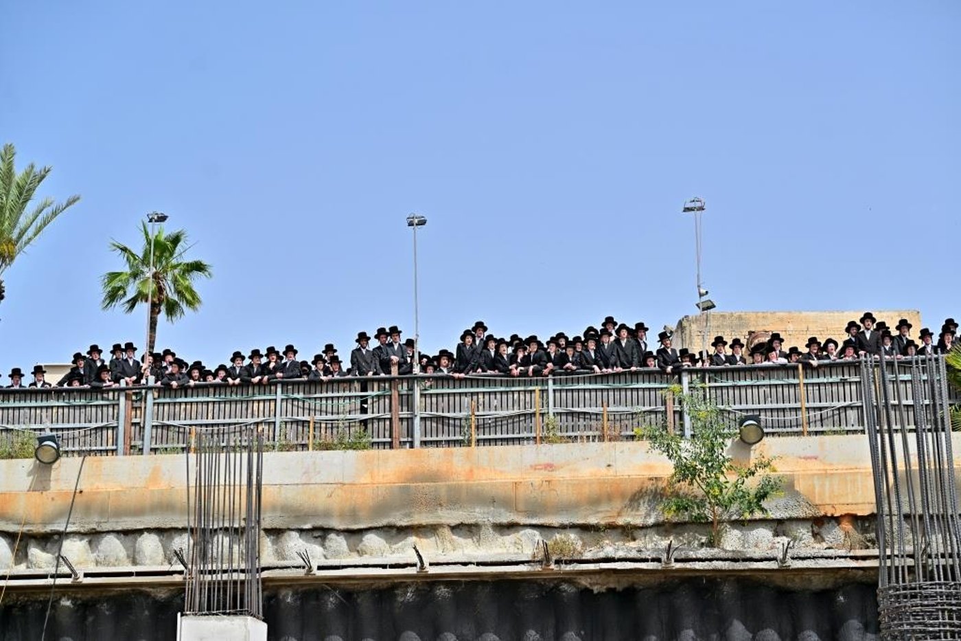 האדמו"ר מויזניץ בסיור באתר בניית בית מדרשו