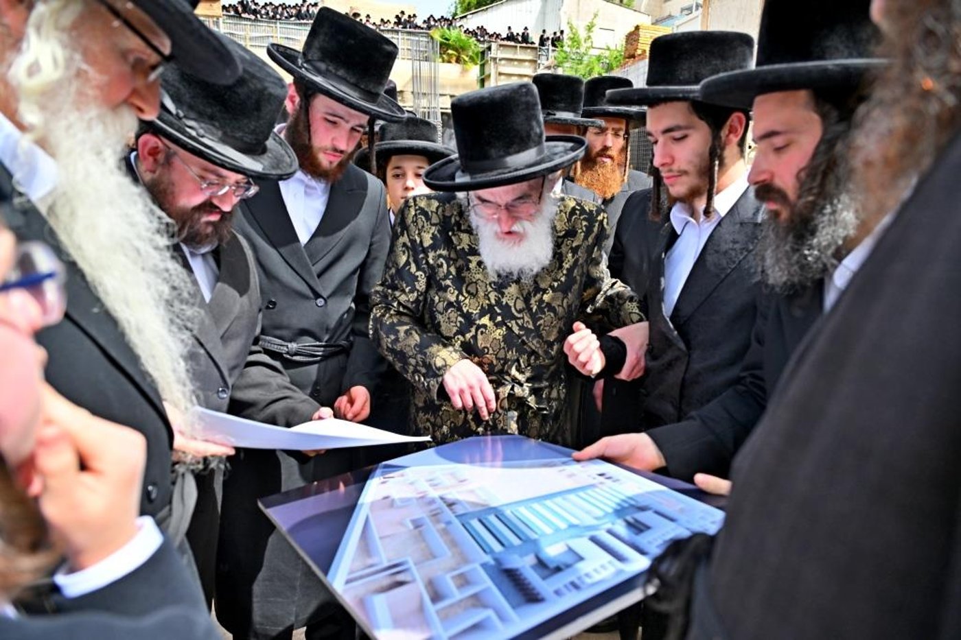 האדמו"ר מויזניץ בסיור באתר בניית בית מדרשו