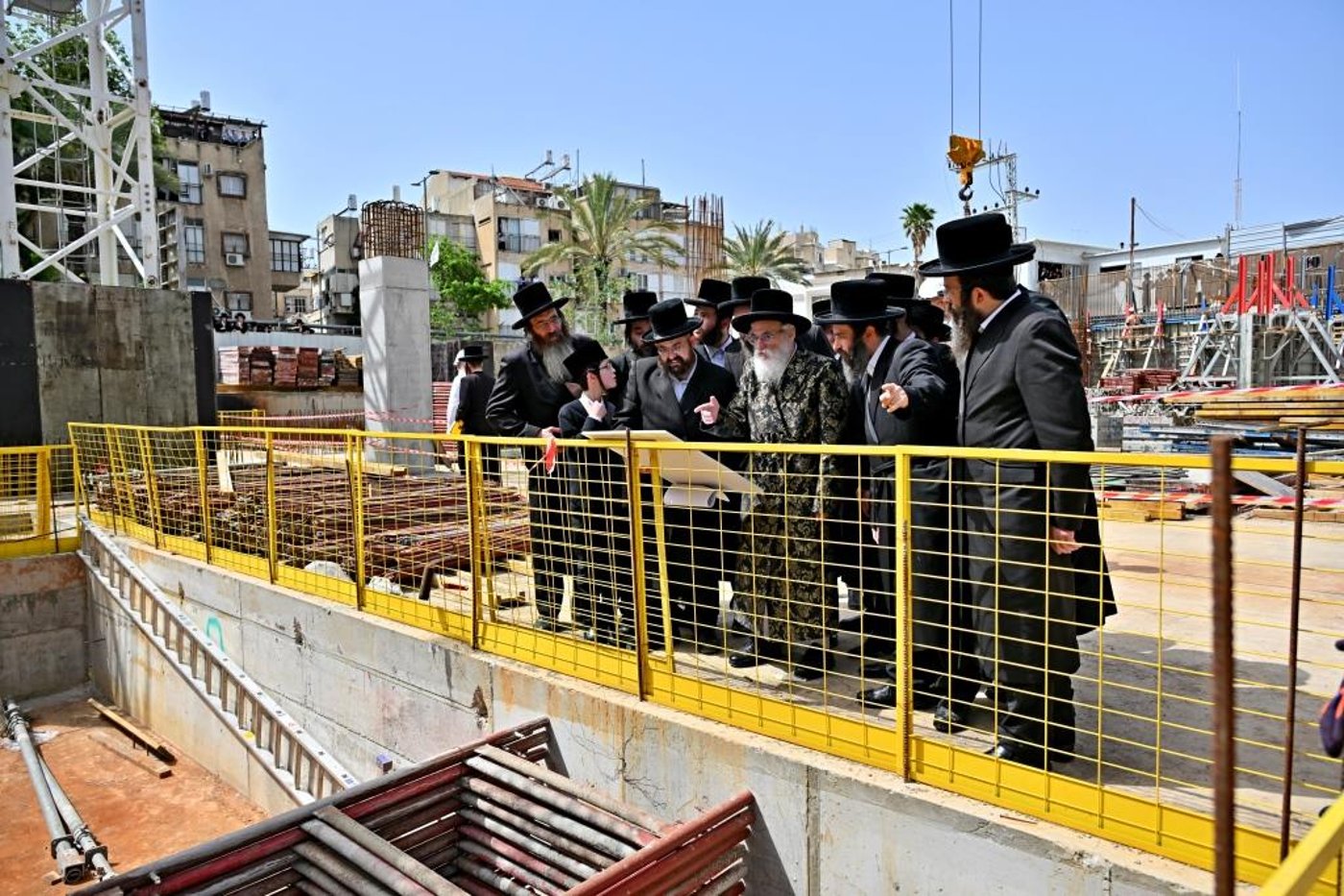 האדמו"ר מויזניץ בסיור באתר בניית בית מדרשו