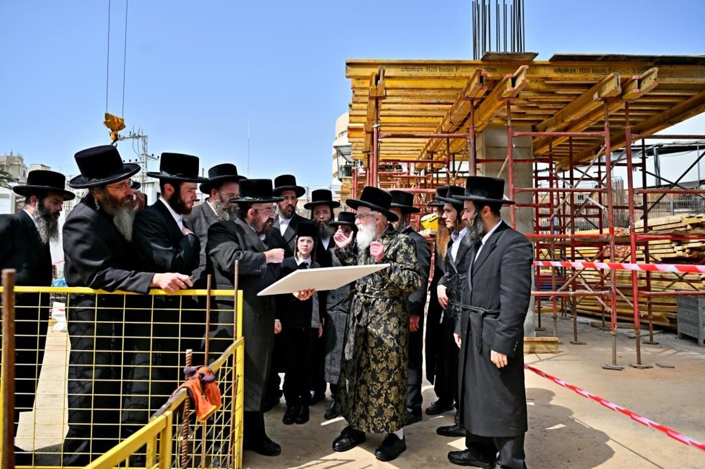 האדמו"ר מויזניץ בסיור באתר בניית בית מדרשו