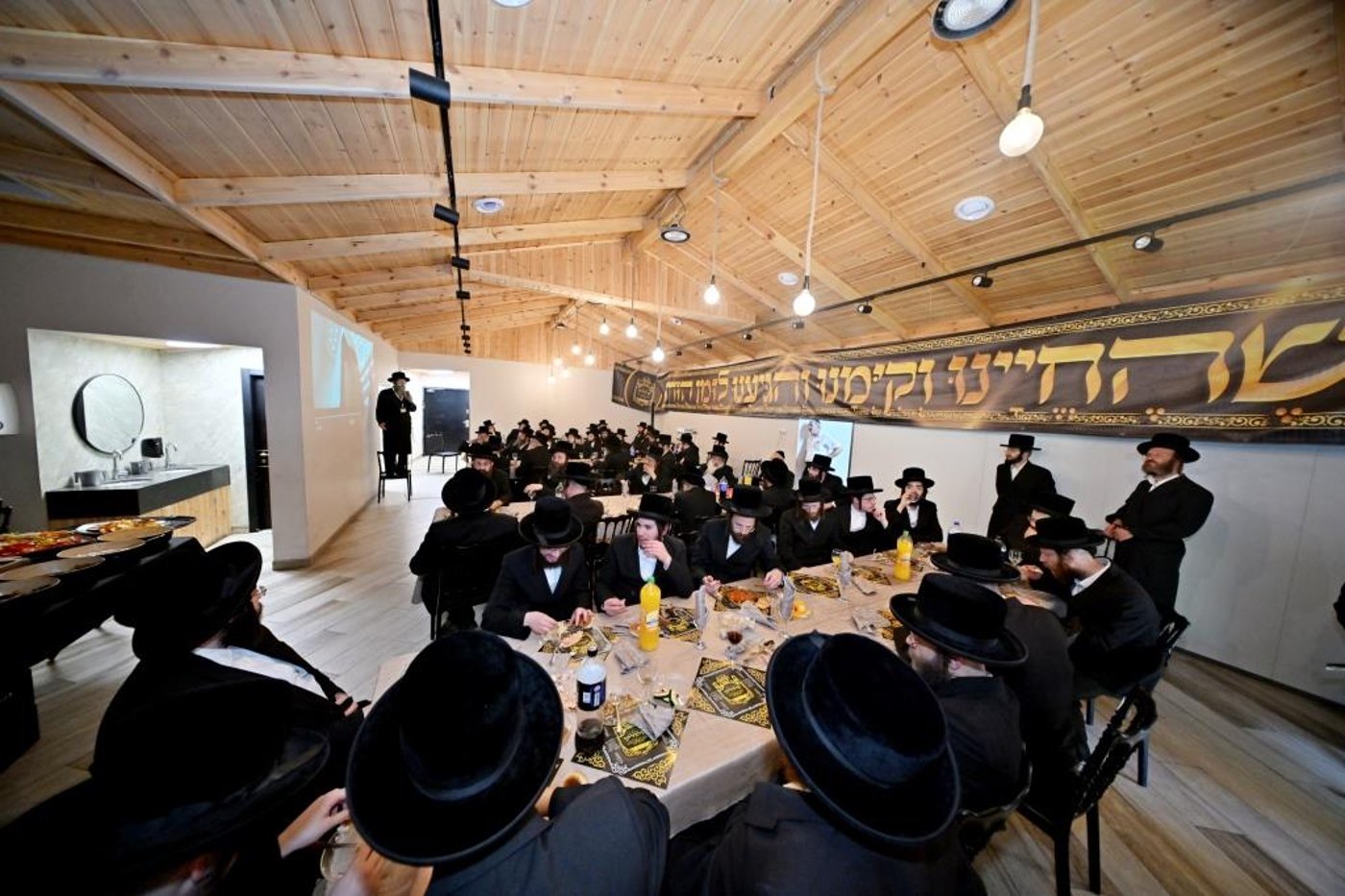 האדמו"ר מויזניץ בסיור באתר בניית בית מדרשו