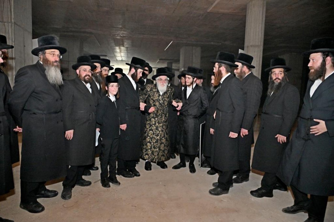 האדמו"ר מויזניץ בסיור באתר בניית בית מדרשו