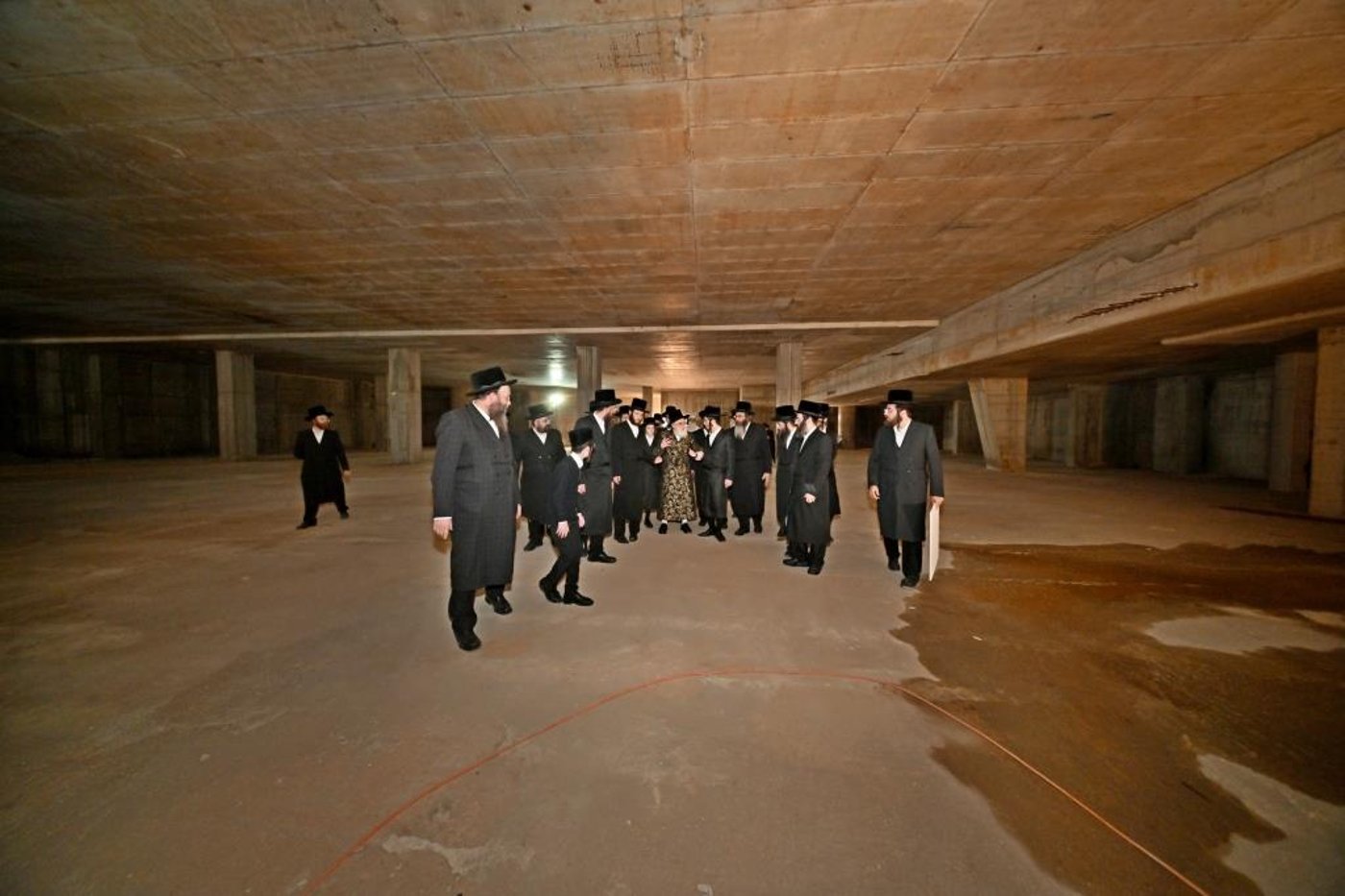 האדמו"ר מויזניץ בסיור באתר בניית בית מדרשו