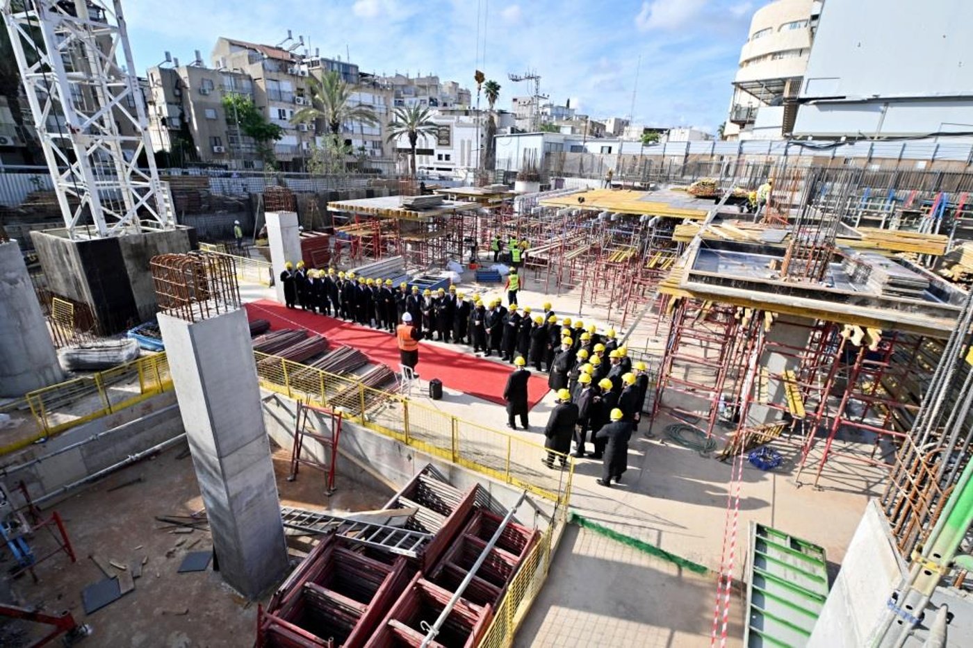 האדמו"ר מויזניץ בסיור באתר בניית בית מדרשו