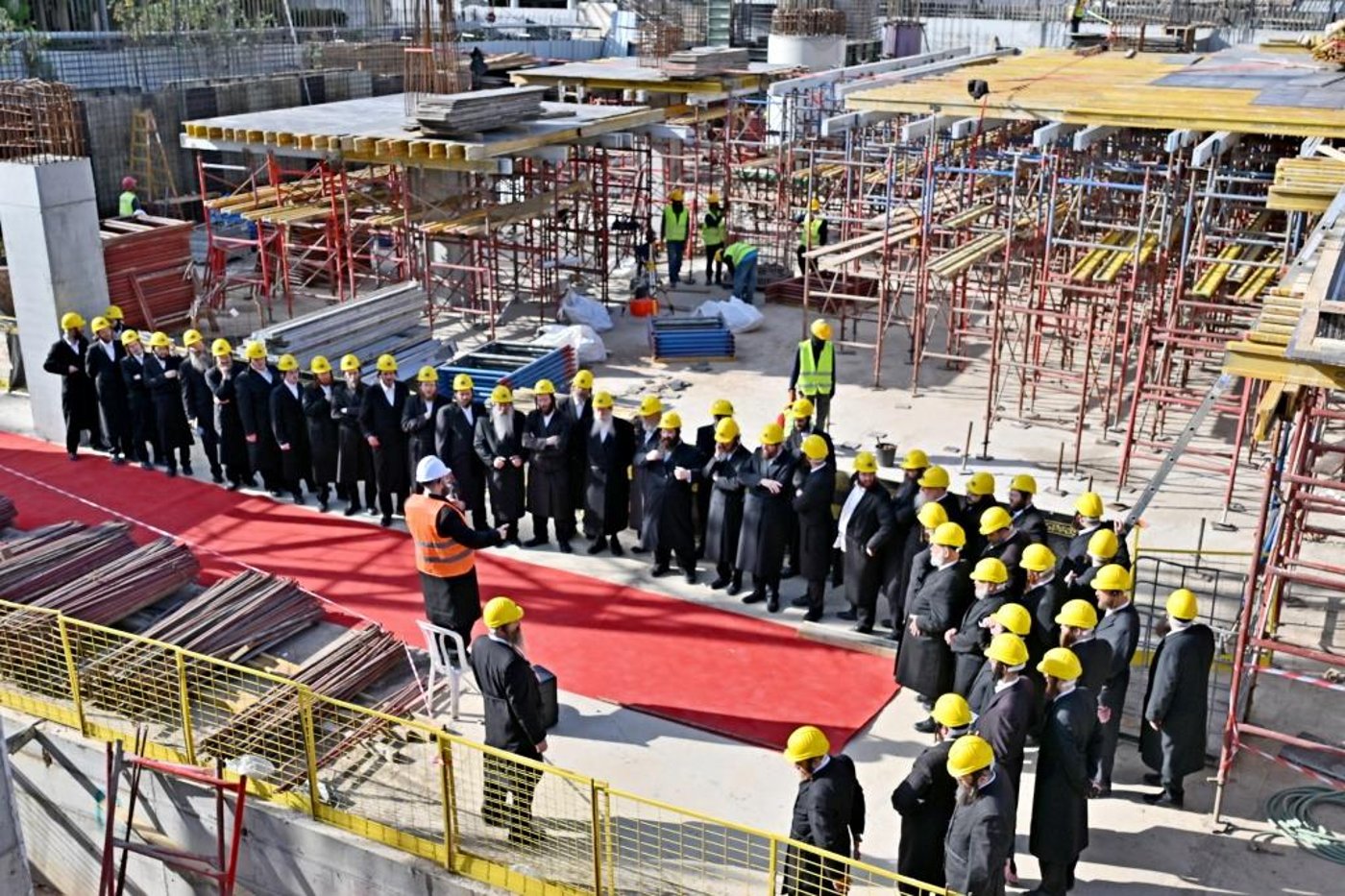 האדמו"ר מויזניץ בסיור באתר בניית בית מדרשו