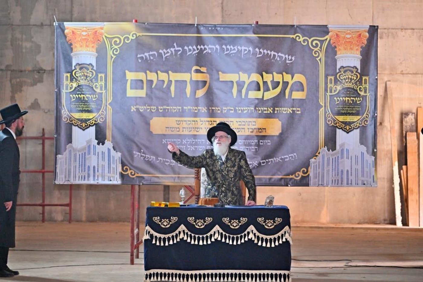 האדמו"ר מויזניץ בסיור באתר בניית בית מדרשו