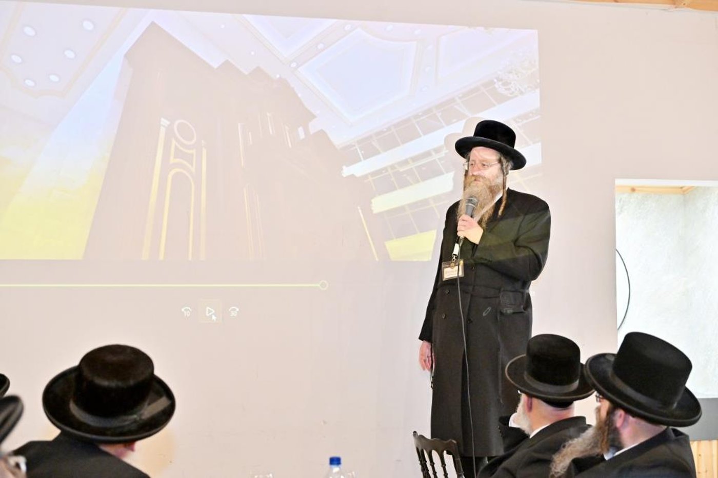 האדמו"ר מויזניץ בסיור באתר בניית בית מדרשו