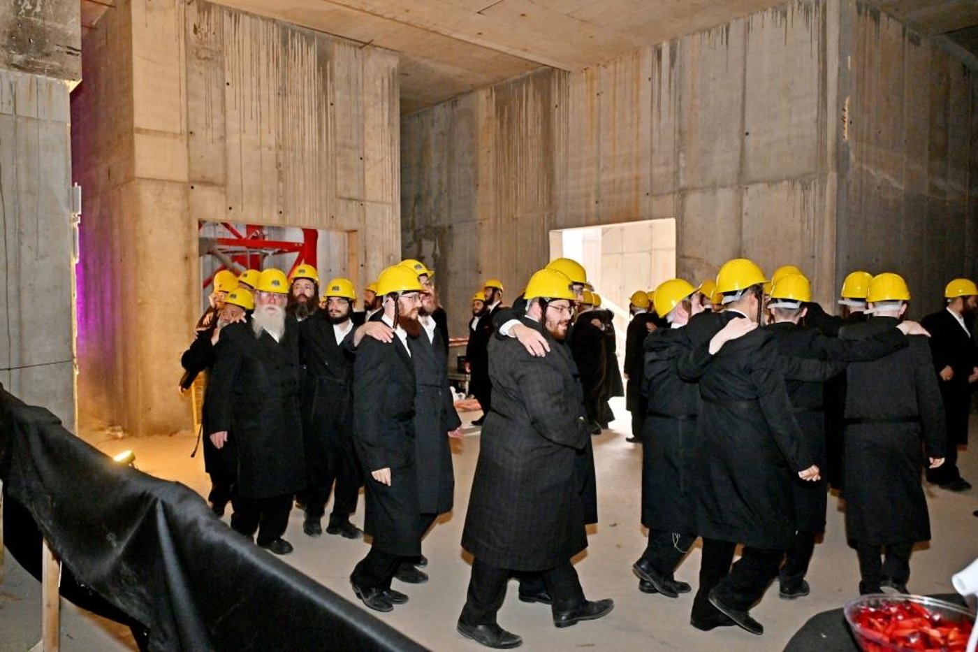 האדמו"ר מויזניץ בסיור באתר בניית בית מדרשו