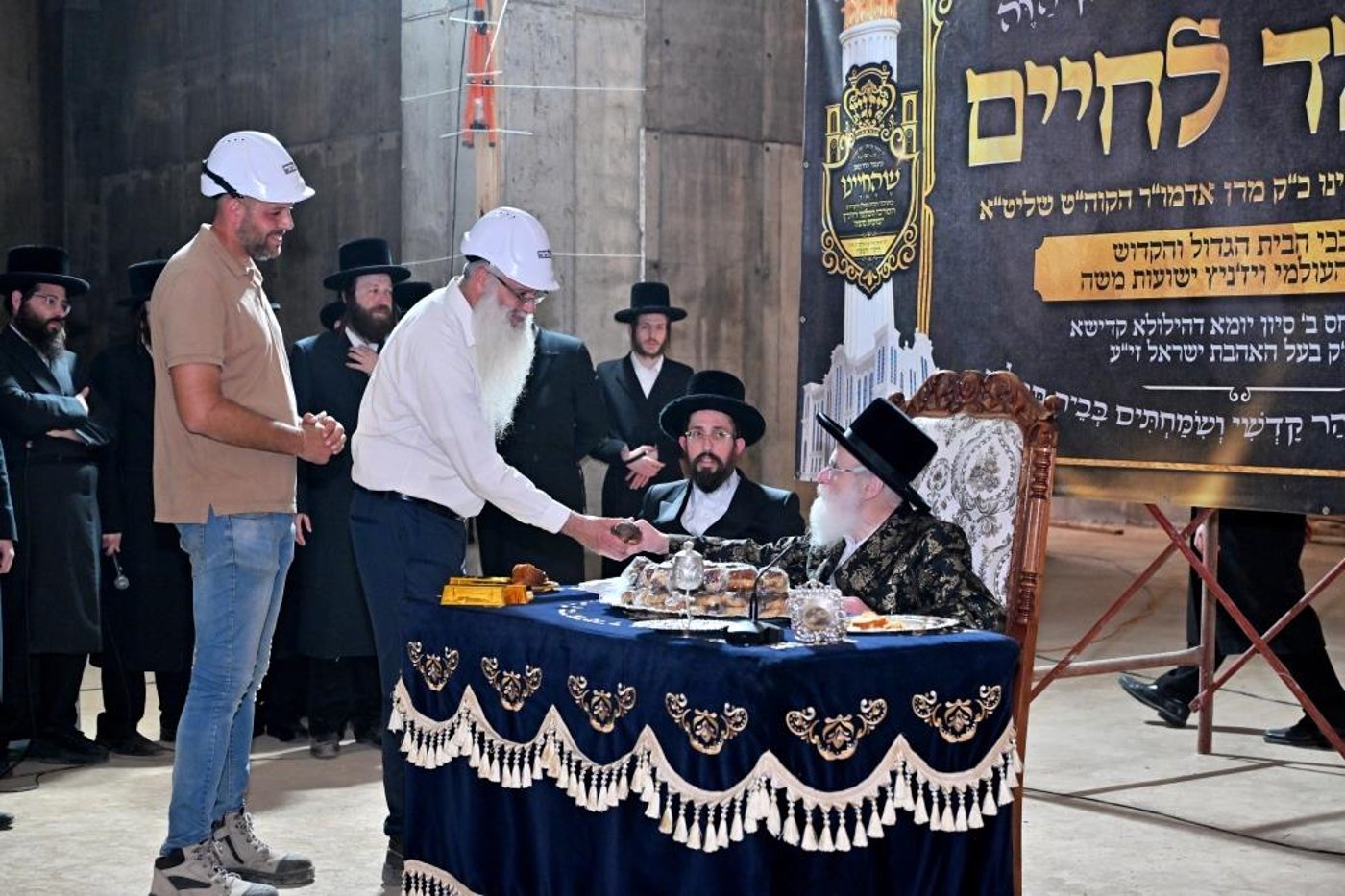 האדמו"ר מויזניץ בסיור באתר בניית בית מדרשו