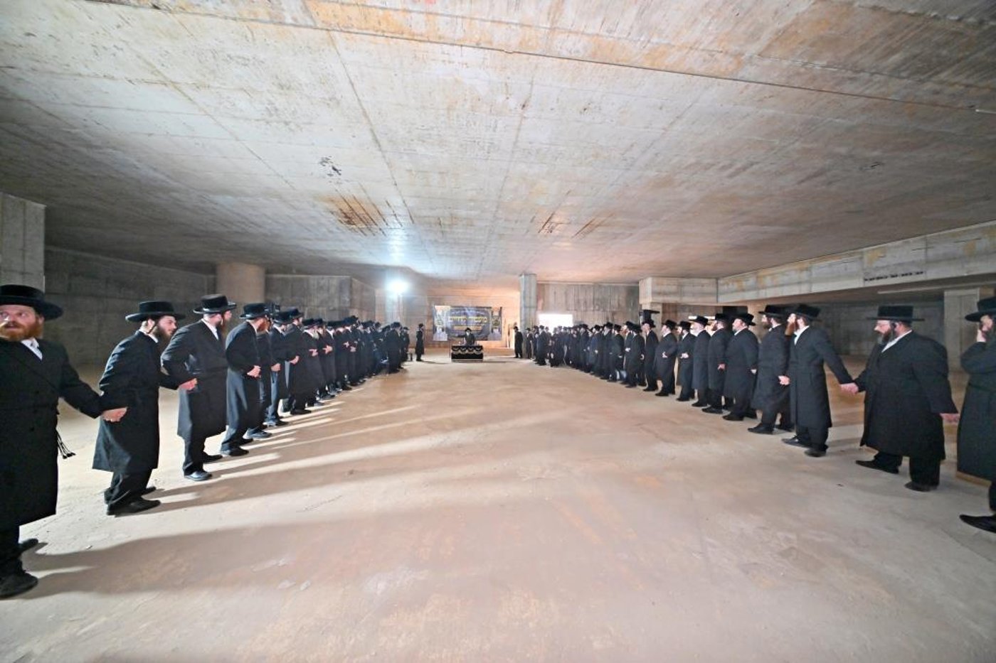 האדמו"ר מויזניץ בסיור באתר בניית בית מדרשו