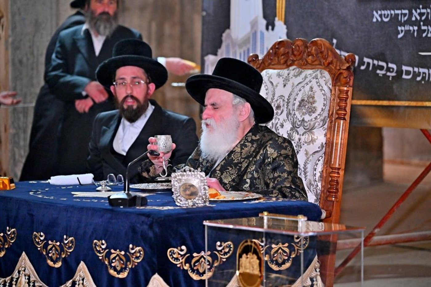 האדמו"ר מויזניץ בסיור באתר בניית בית מדרשו