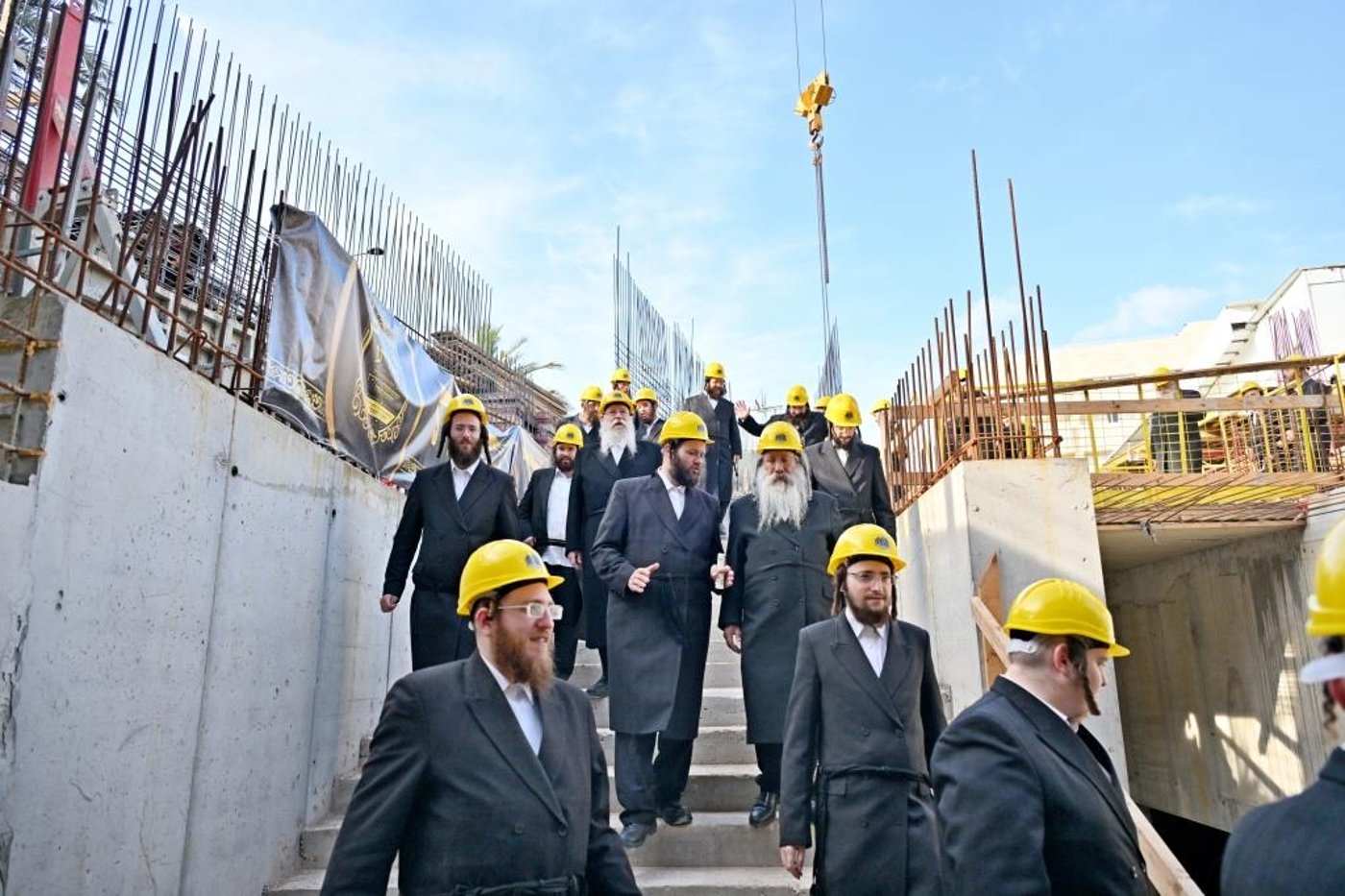האדמו"ר מויזניץ בסיור באתר בניית בית מדרשו