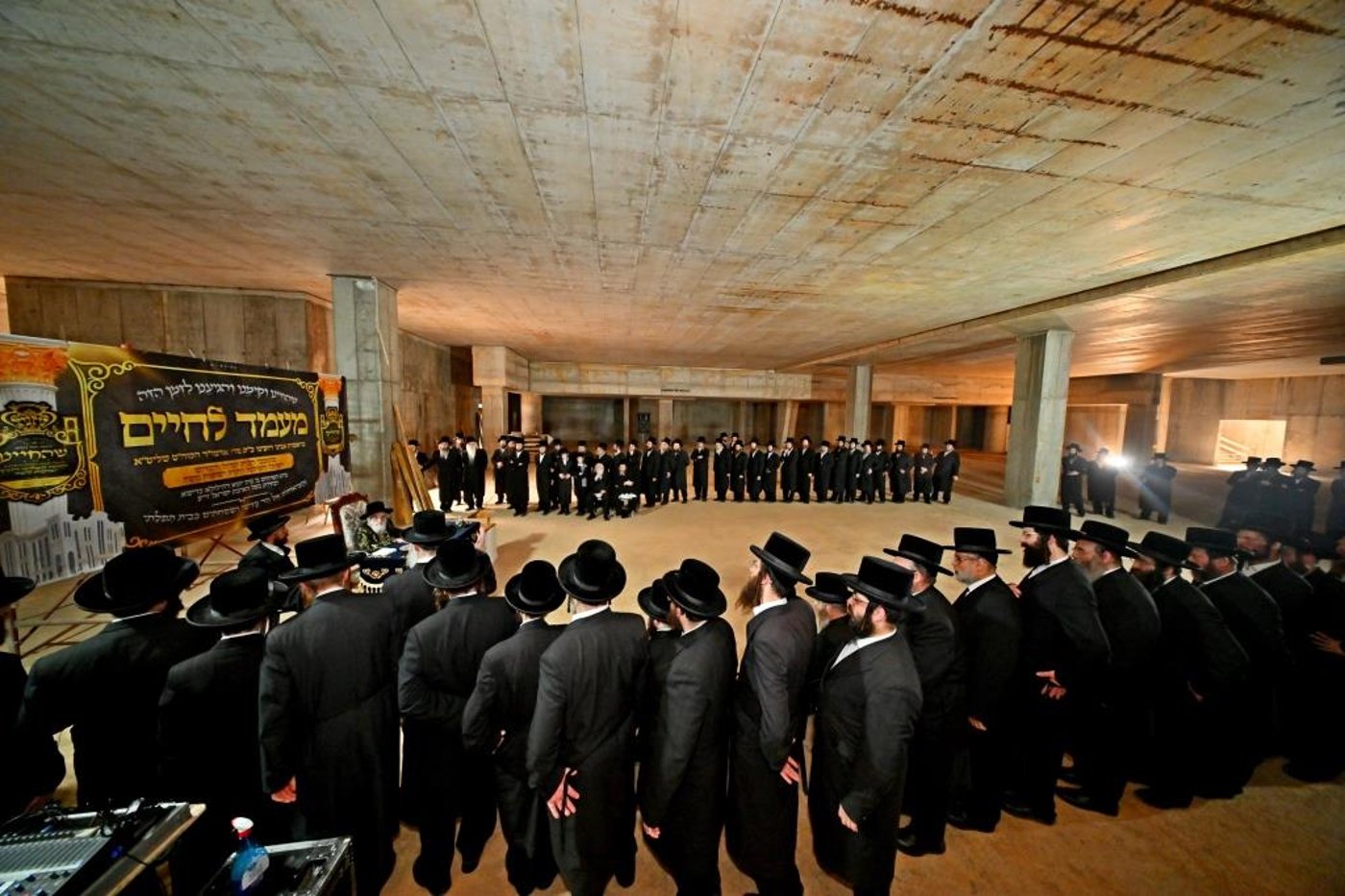 האדמו"ר מויזניץ בסיור באתר בניית בית מדרשו