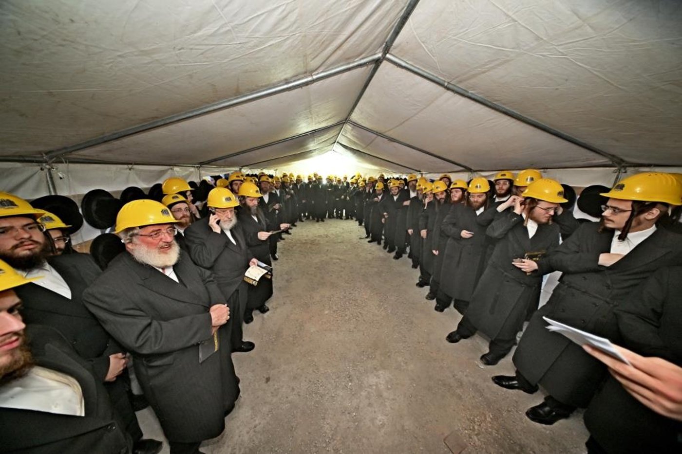 האדמו"ר מויזניץ בסיור באתר בניית בית מדרשו