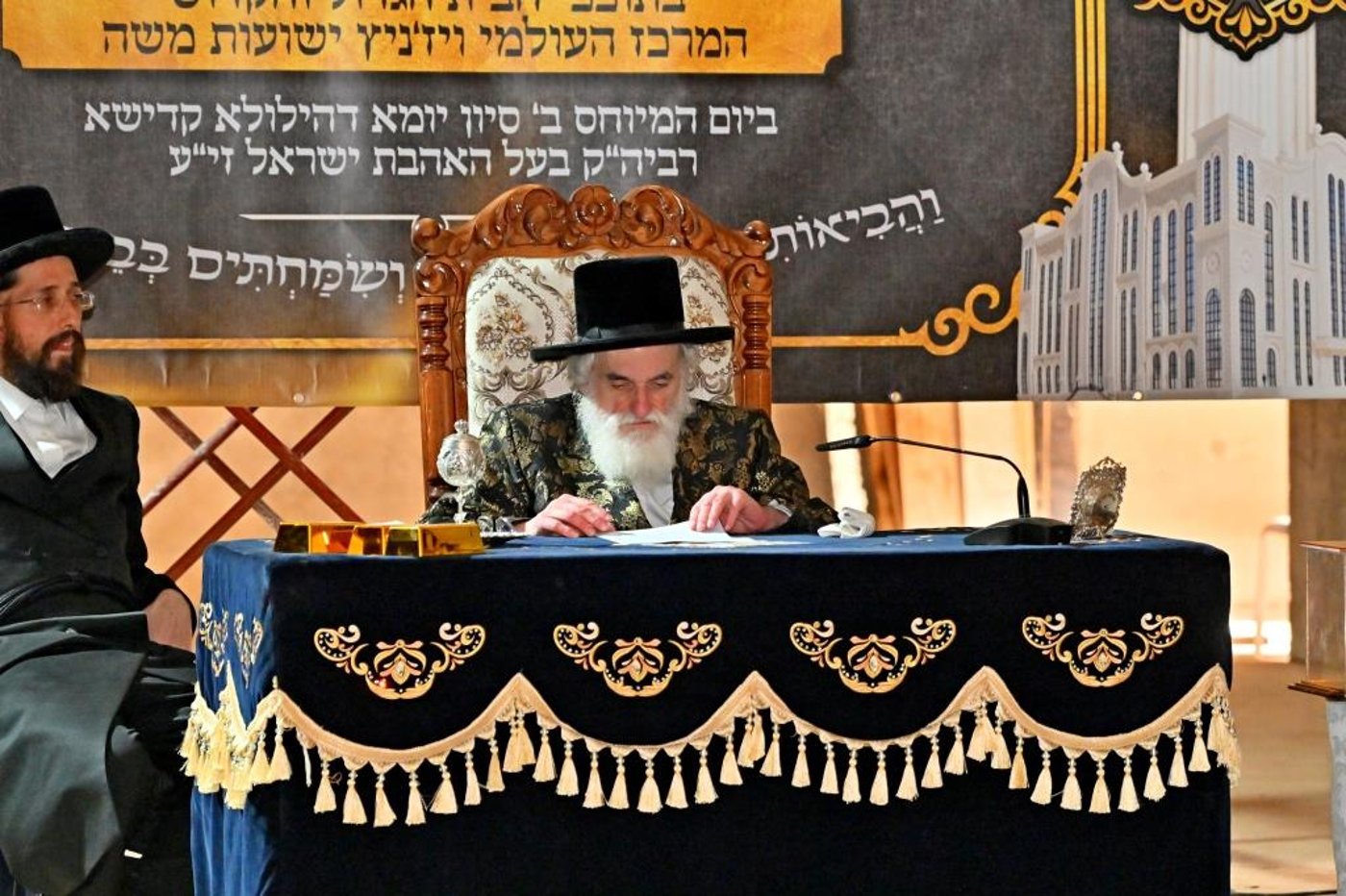 האדמו"ר מויזניץ בסיור באתר בניית בית מדרשו