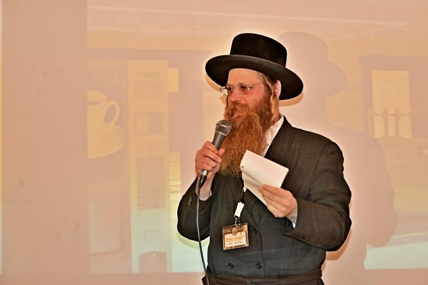 האדמו"ר מויזניץ בסיור באתר בניית בית מדרשו