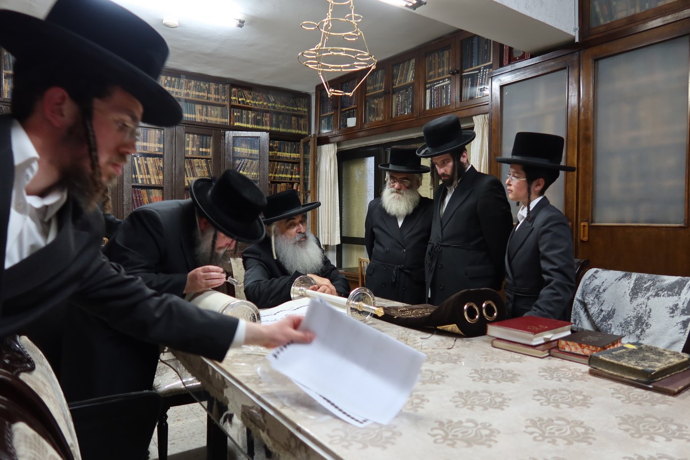 האדמו"ר מדושינסקיא בסיום כתיבת האותיות