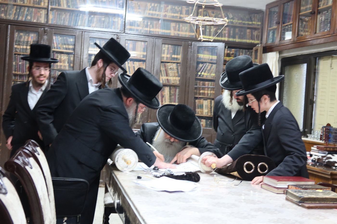 האדמו"ר מדושינסקיא בסיום כתיבת האותיות
