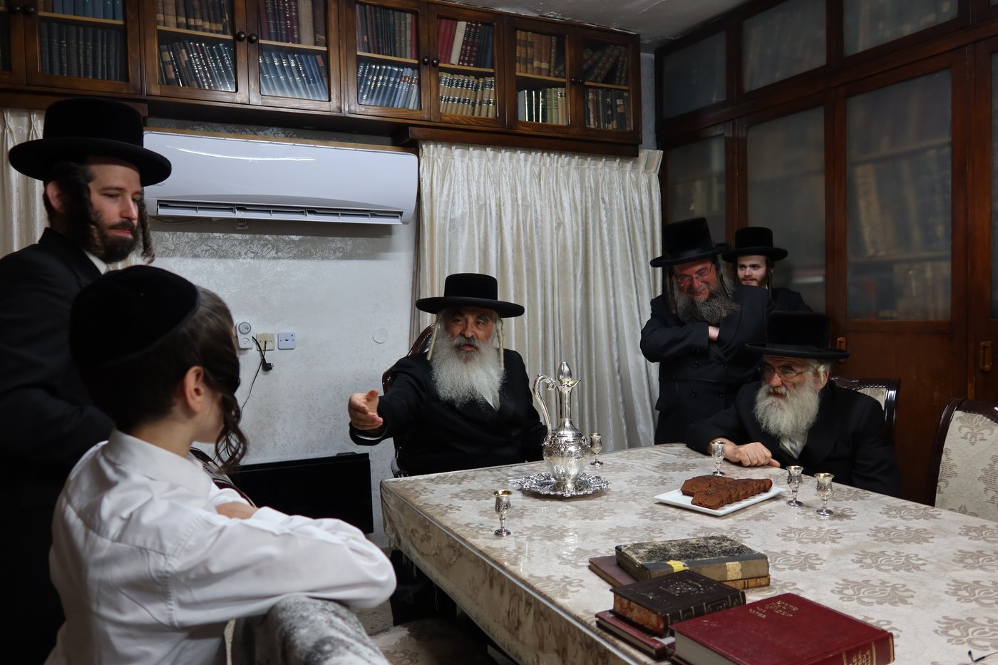 האדמו"ר מדושינסקיא בסיום כתיבת האותיות
