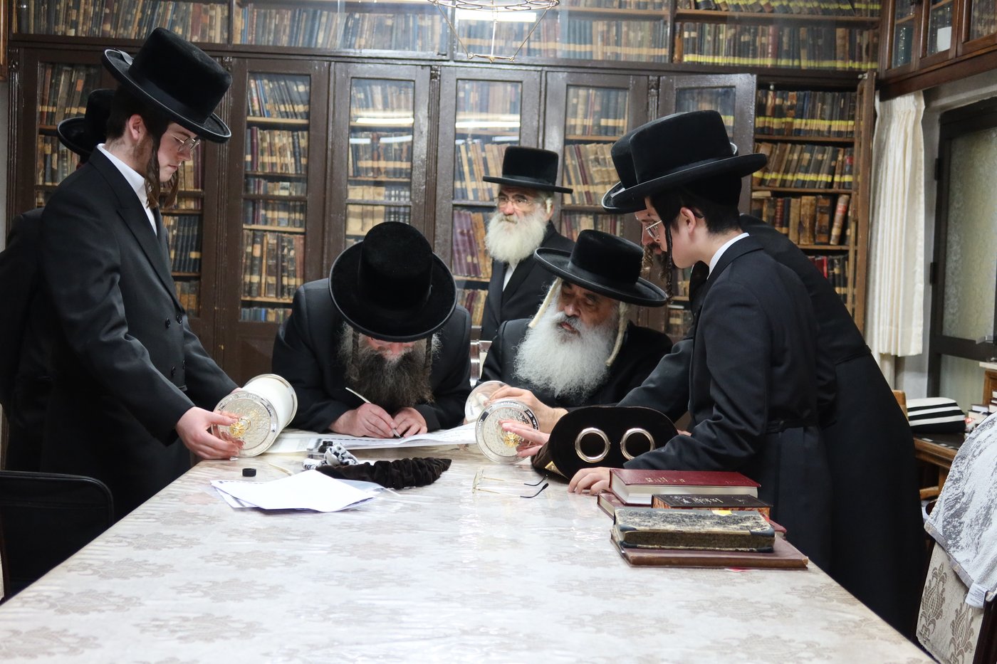 האדמו"ר מדושינסקיא בסיום כתיבת האותיות