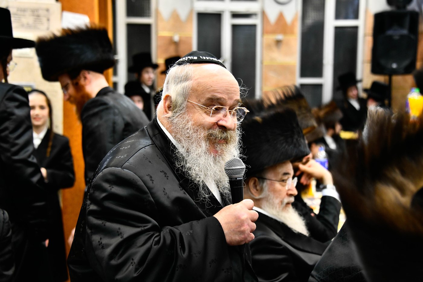 הרב נפתלי פוקס באמירת דברי בדחנות בשמחת שבע הברכות בנאראל