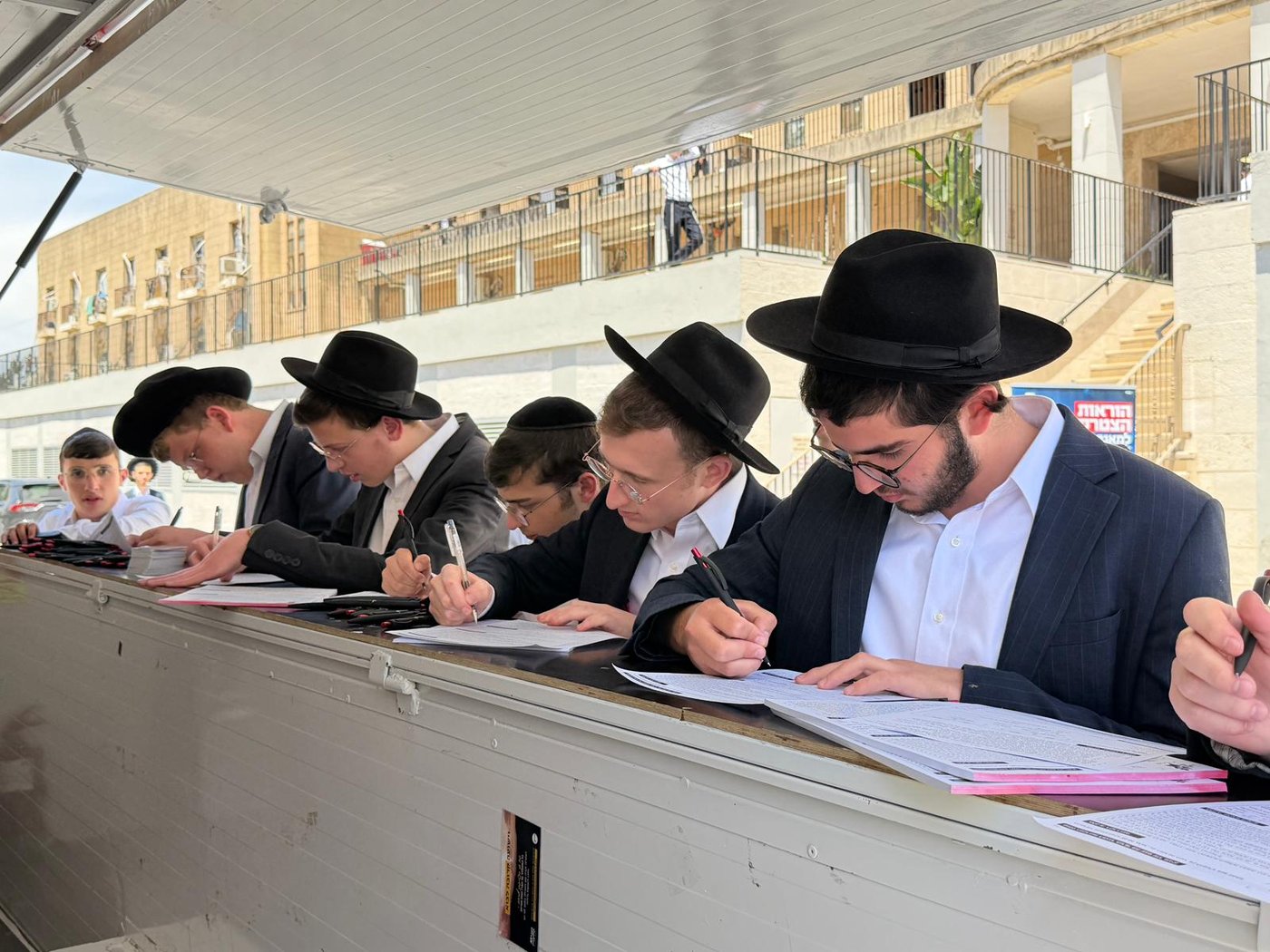 בחורי פוניבז בתרומת דגימות מח עצם
