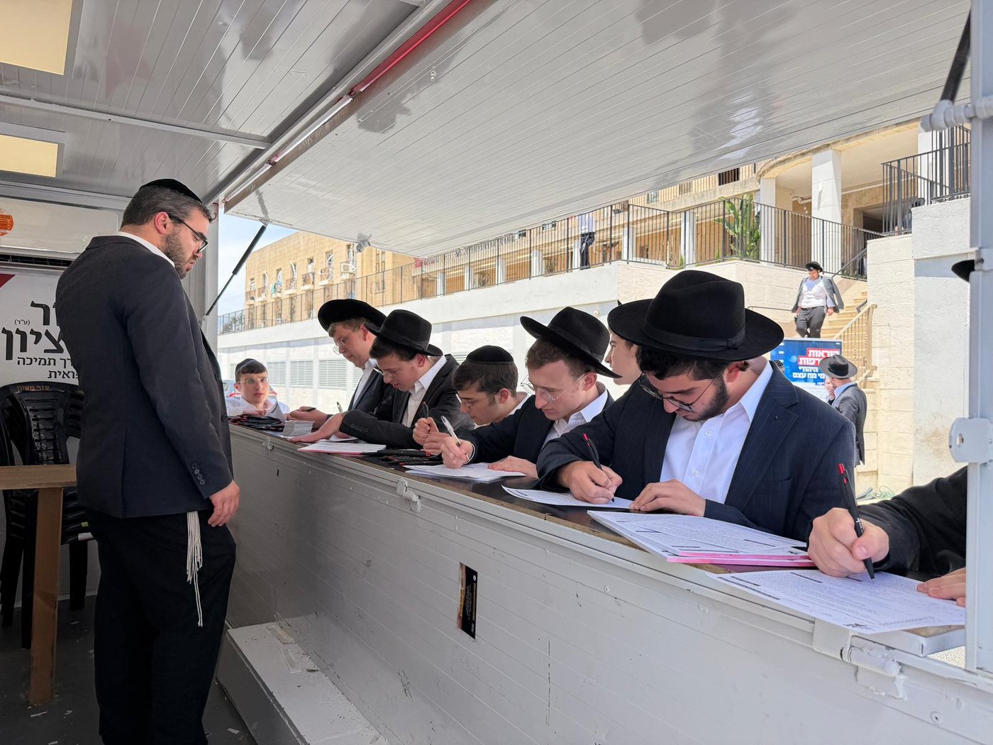 בחורי פוניבז בתרומת דגימות מח עצם