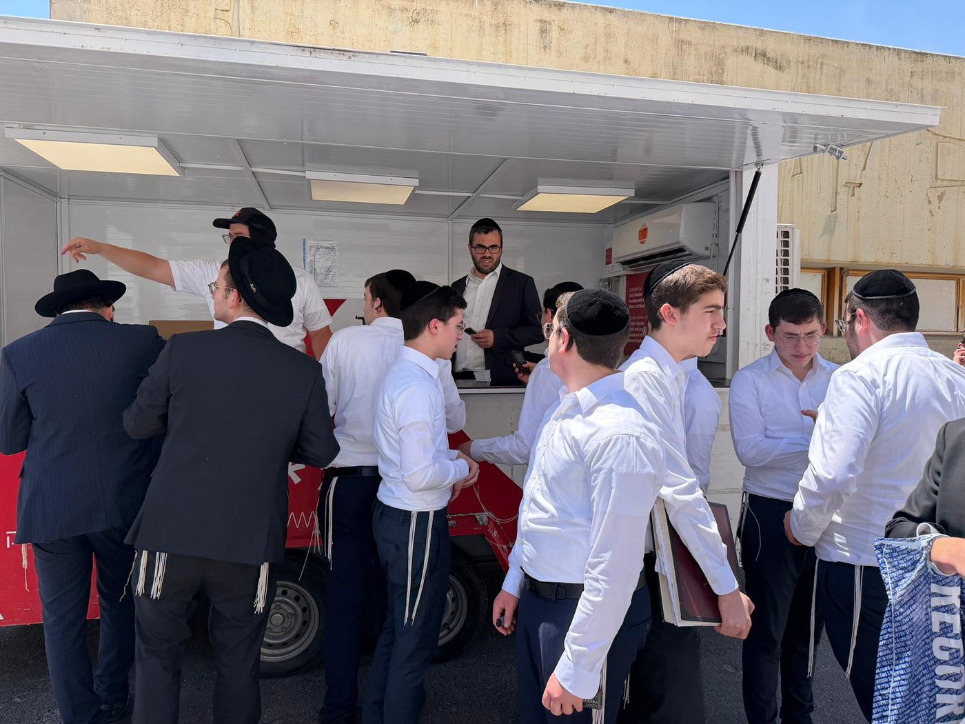 בחורי פוניבז בתרומת דגימות מח עצם