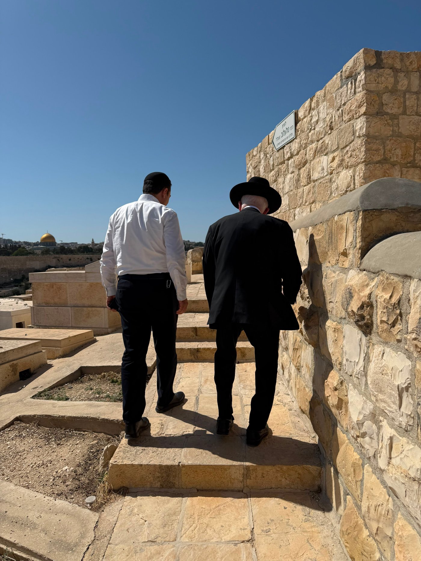 הקמת מצבה על קברו של הגר"ר מאזוז זצ"ל
