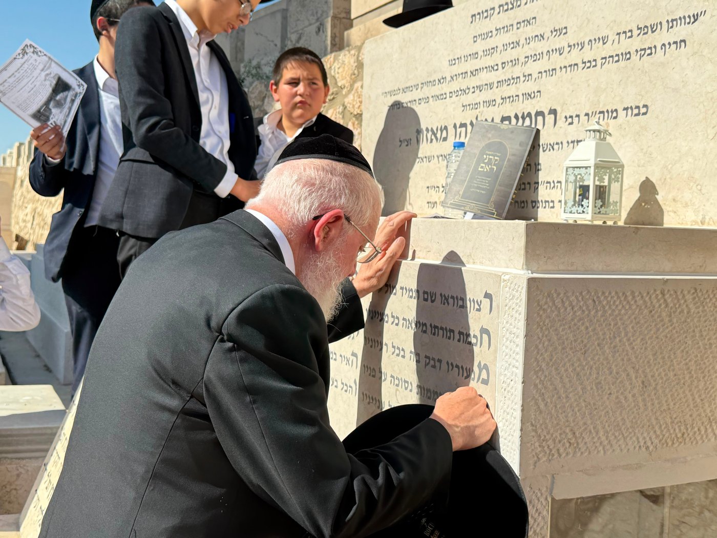 הקמת מצבה על קברו של הגר"ר מאזוז זצ"ל