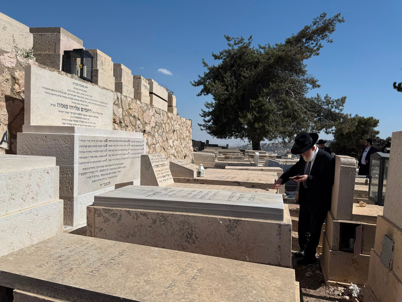 הקמת מצבה על קברו של הגר"ר מאזוז זצ"ל