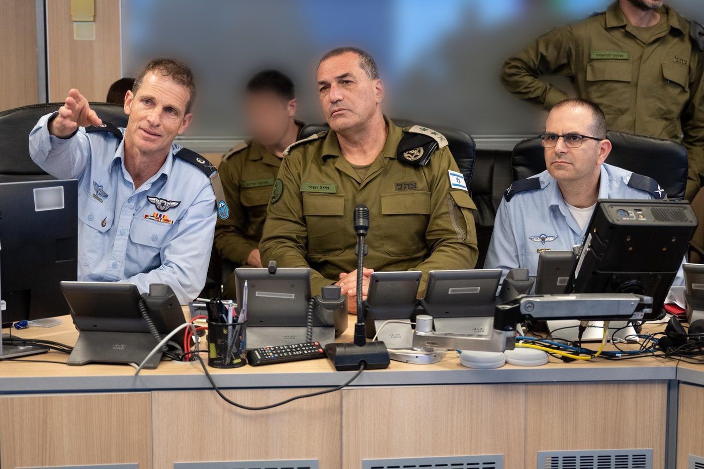 הרמטכ"ל זמיר ומפקד חיל האוויר טישלר בבור חיל האוויר