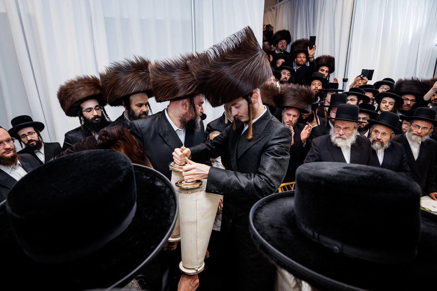 הכנסת ס"ת ע"י ליפא פרידמן בסאטמר