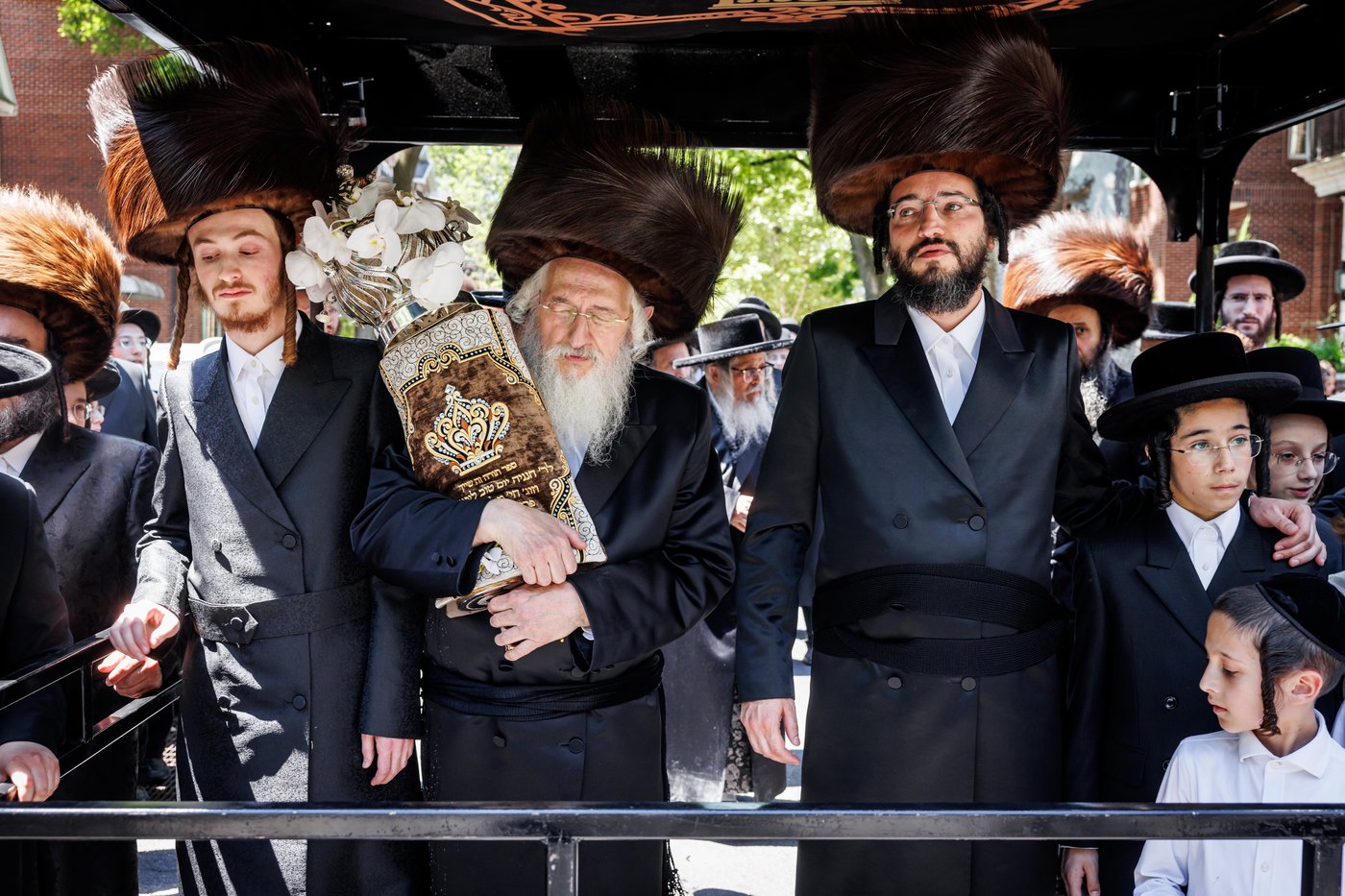 הכנסת ס"ת ע"י ליפא פרידמן בסאטמר