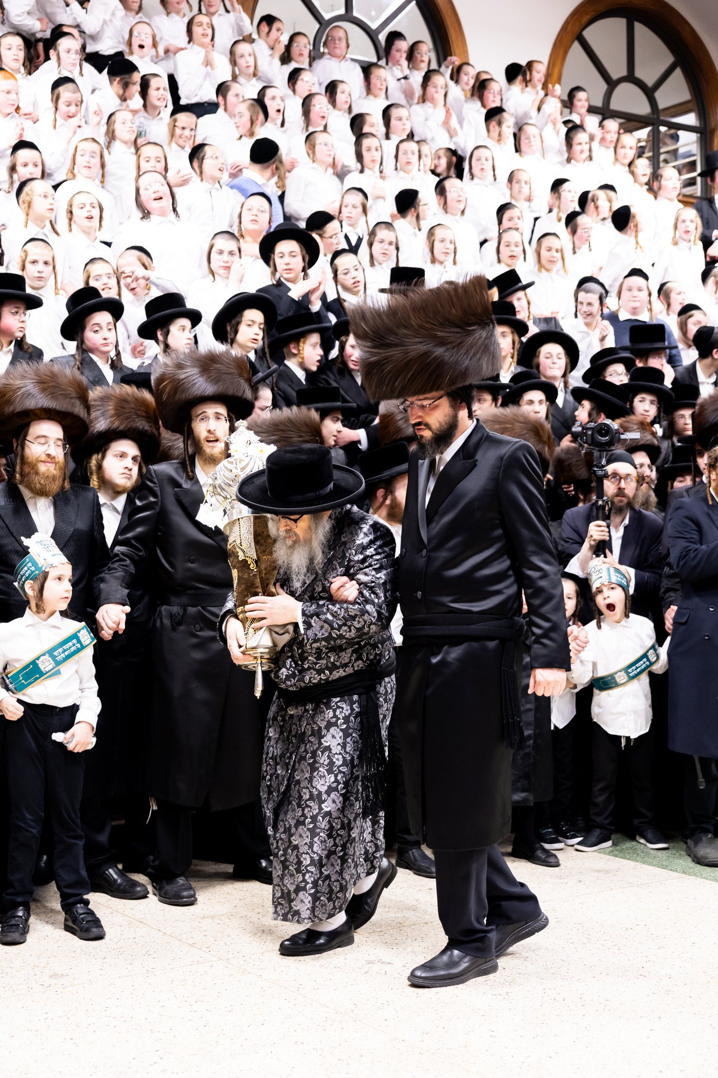הכנסת ס"ת ע"י ליפא פרידמן בסאטמר