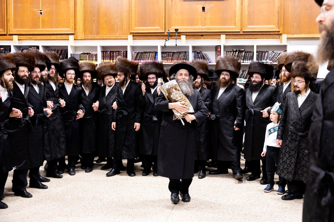 הכנסת ס"ת ע"י ליפא פרידמן בסאטמר
