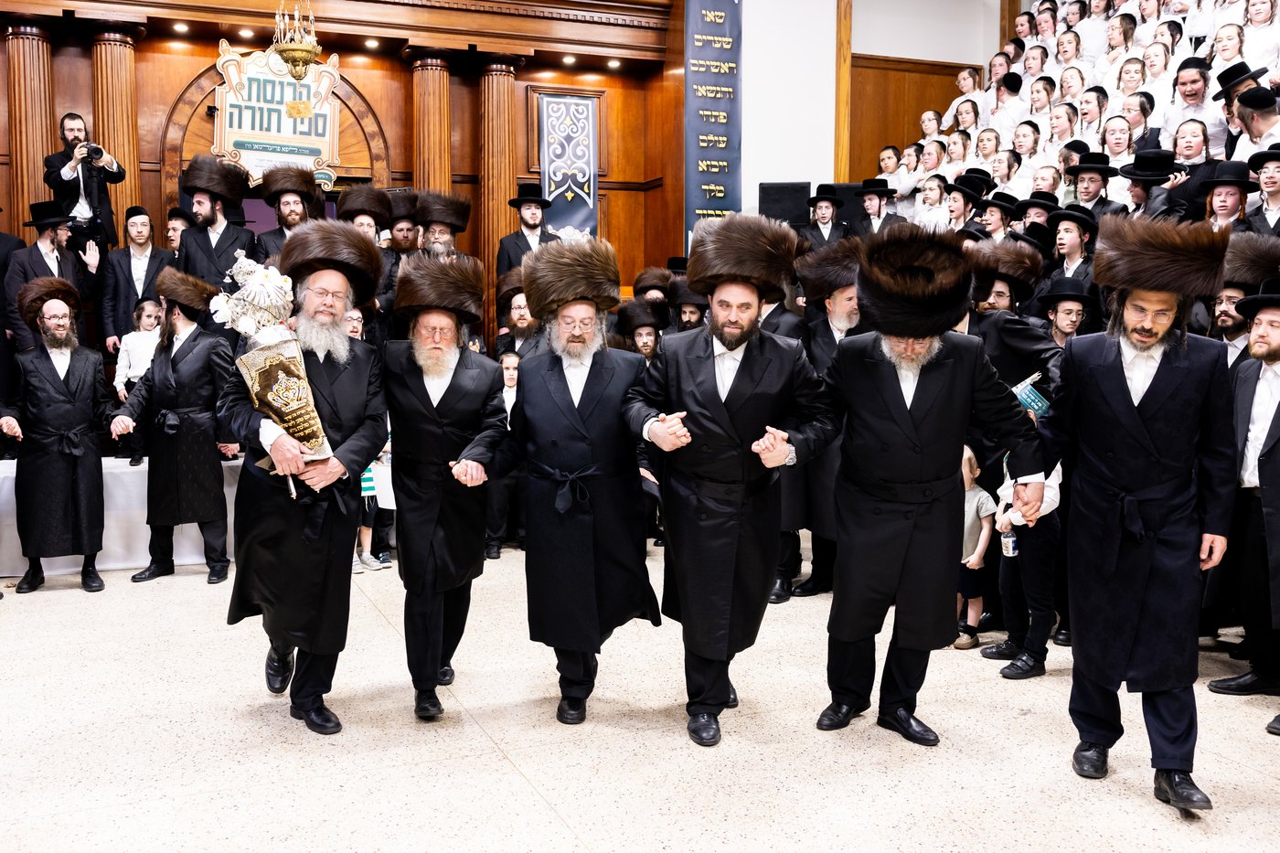 הכנסת ס"ת ע"י ליפא פרידמן בסאטמר