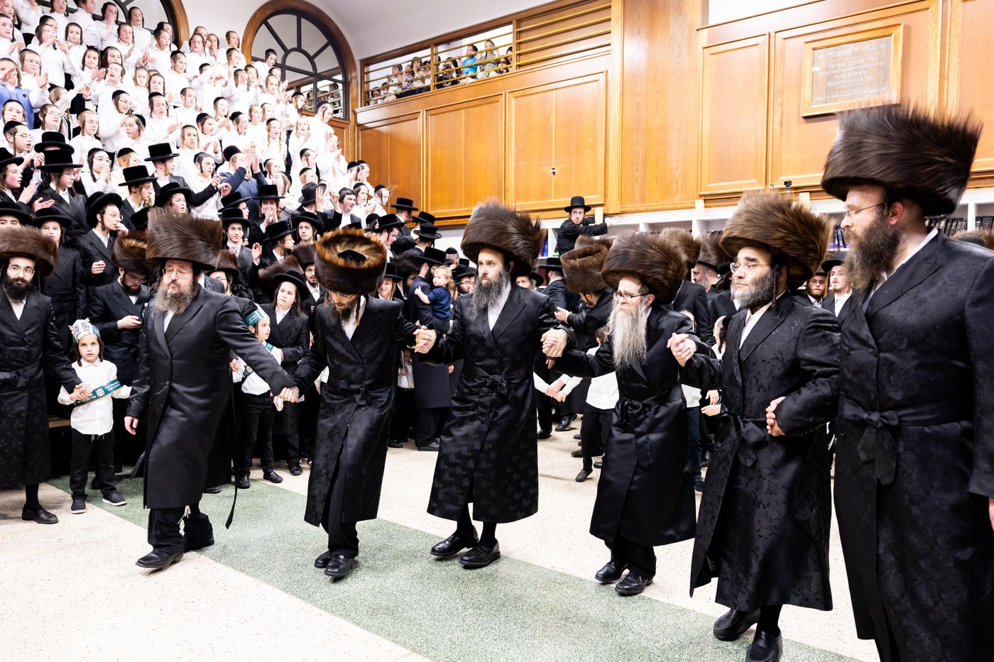 הכנסת ס"ת ע"י ליפא פרידמן בסאטמר
