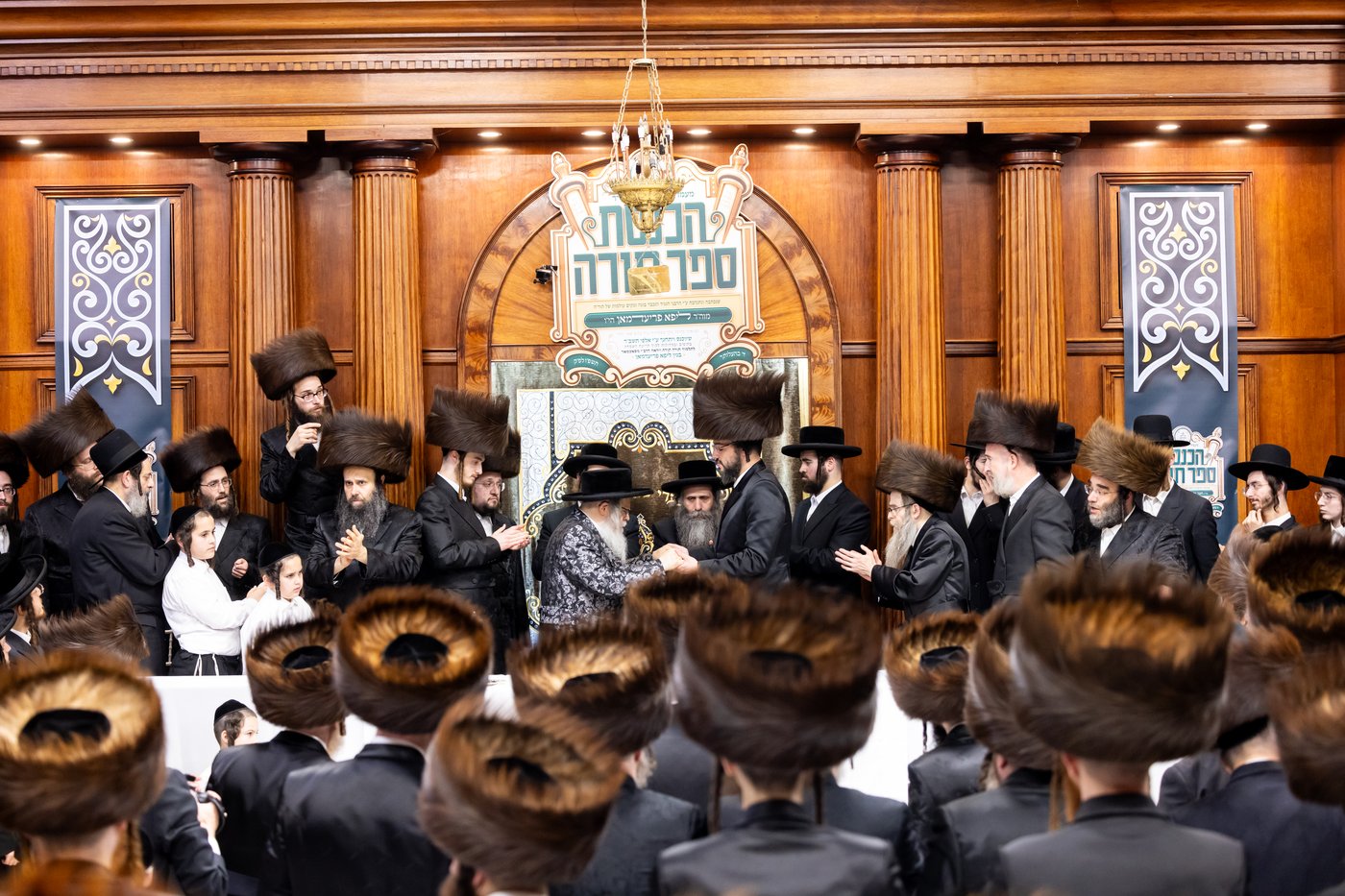 הכנסת ס"ת ע"י ליפא פרידמן בסאטמר