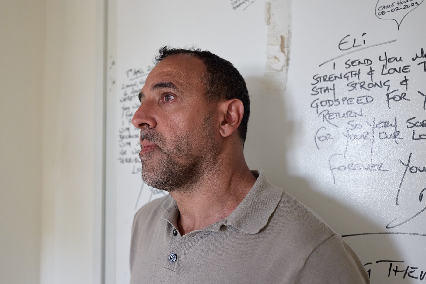 אלי שרעבי התקשה לעצור את הדמעות כשראה איך הורסים את ביתו בבארי